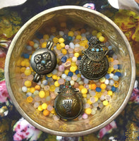 🙏🏽 Reliquaire Tibétain Ga’au rempli de perles reliques Sarira multicolores 🙏🏽