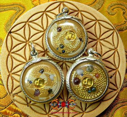 Pendentif collection de pierres sacrées et reliques. La Magie du Bouddha.