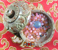 Bille bénie Look Geow et ringsels multicolores - Wat Phratat Nong Bua. La Magie du Bouddha.