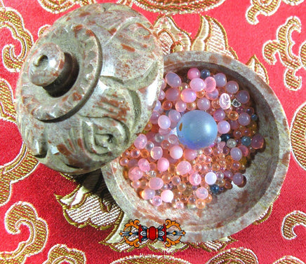 Bille bénie Look Geow et ringsels multicolores - Wat Phratat Nong Bua. La Magie du Bouddha.