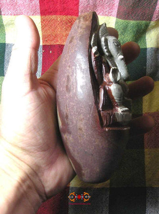 Ganesh sculpté dans un Shiva Lingam. La Magie du Bouddha.