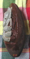 Ganesh sculpté dans un Shiva Lingam. La Magie du Bouddha.