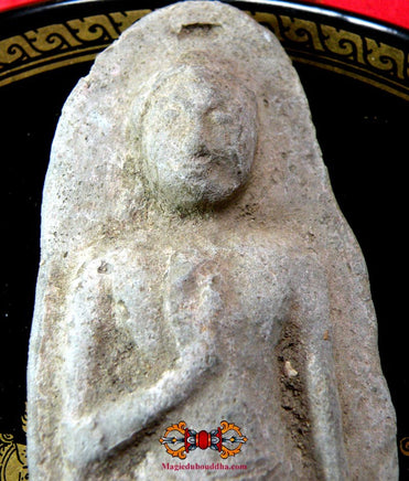 Grande tablette votive en terre cuite du Bouddha debout. La Magie du Bouddha.