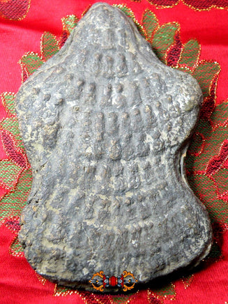 Tablette votive Thaï ancienne en terre cuite. La Magie du Bouddha.