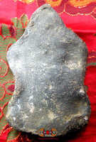 Tablette votive Thaï ancienne en terre cuite. La Magie du Bouddha.