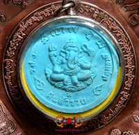 Petites amulettes Thaï colorées de Jatukham Rammathep et Phra Pikanet. La Magie du Bouddha.