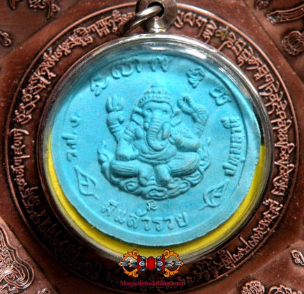 Petites amulettes Thaï colorées de Jatukham Rammathep et Phra Pikanet. La Magie du Bouddha.