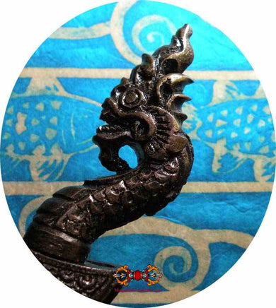Dague rituelle Kriss Nagas en fer magique bleu Lek Nam Pee. La Magie du Bouddha.