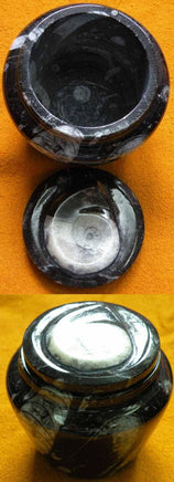 Urne en pierre noire avec fossiles. magiedubouddha