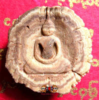 Bouddha sculpté en pierre-relique Phra Siwali magiedubouddha