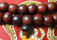 Chapelets Bouddhistes Mala Tibétain en bois - couleurs variées. La Magie du Bouddha.