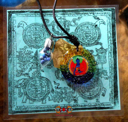 Amulette de santé du Bouddha de la médecine Sangye Menla (avec pilules sacrées Rilbu). La Magie du Bouddha.