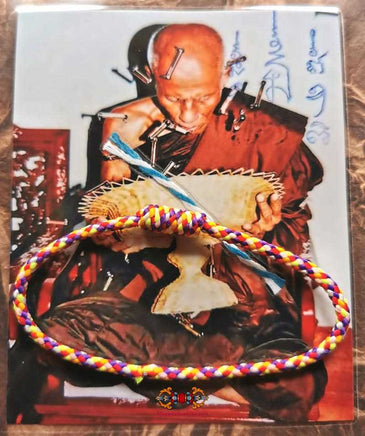 Bracelet Saï Sin bénit par le Très Vénérable Luang Phor Taweesak. La Magie du Bouddha.