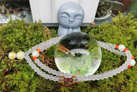 Chapelet Bouddhiste Tibétain en cristal orné de mantra et perles de pierre Chinoise fluorescente Ye Ming Zhu. La Magie du Bouddha.