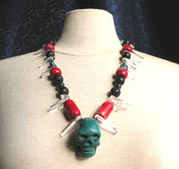 Collier de style Tibétain avec un gros crâne en turquoise. magiedubouddha