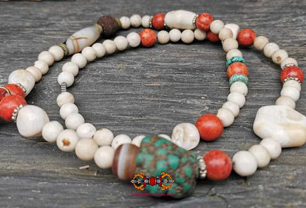 Collier ethnique Tibétain avec pendentif conque. La Magie du Bouddha.