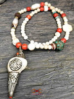 Collier ethnique Tibétain avec pendentif conque. La Magie du Bouddha.