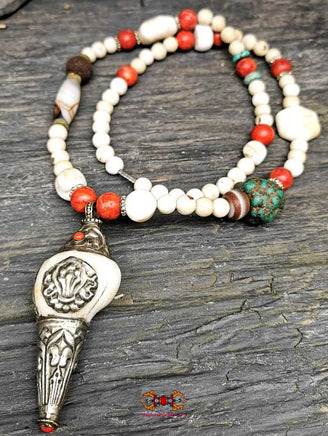 Collier ethnique Tibétain avec pendentif conque. La Magie du Bouddha.