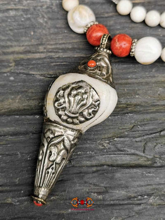 Collier ethnique Tibétain avec pendentif conque. La Magie du Bouddha.