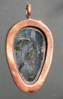 Pendentif Tibétain crâne Citipati en labradorite et cuivre. magiedubouddha