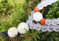 Chapelet Bouddhiste Tibétain en cristal orné de mantra et perles de pierre Chinoise fluorescente Ye Ming Zhu. La Magie du Bouddha.
