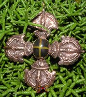 Grand pendentif double dorje orné d'une pierre du Mont Kailash. La Magie du Bouddha.