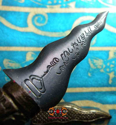 Dague rituelle Kriss Nagas en fer magique bleu Lek Nam Pee. La Magie du Bouddha.