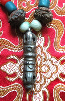 Collier Tibétain avec Dorje de fer et Rudraksha. La Magie du Bouddha.