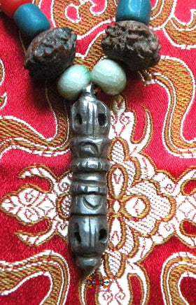 Collier Tibétain avec Dorje de fer et Rudraksha. La Magie du Bouddha.