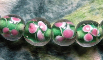 Chapelet bouddhiste de poignet en verre avec décor floral. magiedubouddha