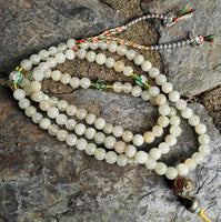 Chapelet Tibétain mala en jade. La Magie du Bouddha.