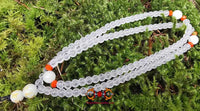 Chapelet Bouddhiste Tibétain en cristal orné de mantra et perles de pierre Chinoise fluorescente Ye Ming Zhu. La Magie du Bouddha.