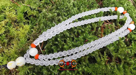 Chapelet Bouddhiste Tibétain en cristal orné de mantra et perles de pierre Chinoise fluorescente Ye Ming Zhu. La Magie du Bouddha.
