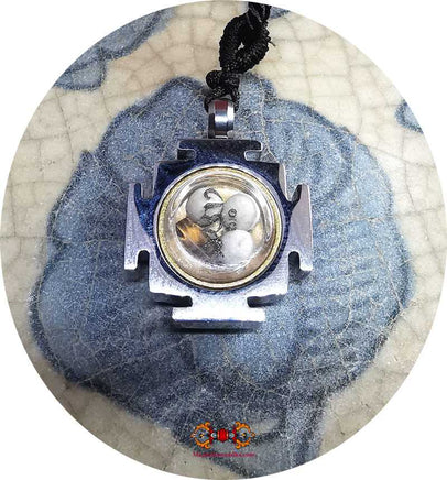 Pendentif protecteur Tibétain de Chenrezi (avec Mani Rilbu) - Sa Sainteté le Dalai-Lama. La Magie du Bouddha.