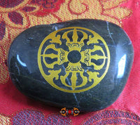 Pierre sacrée du mont Kailash (Yarlung Tsangpo) - gravée du mantra de Namgyalma A-Ah-Sha-Sa-Ma (ou du mantra de Chenrézi). La Magie du Bouddha.