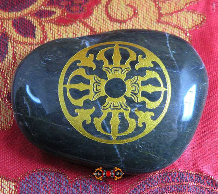 Pierre sacrée du mont Kailash (Yarlung Tsangpo) - gravée du mantra de Namgyalma A-Ah-Sha-Sa-Ma (ou du mantra de Chenrézi). La Magie du Bouddha.
