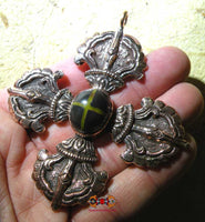 Grand pendentif double dorje orné d'une pierre du Mont Kailash. La Magie du Bouddha.
