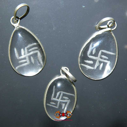 Pendentif Svastika en cristal de roche Tibétain (quartz). magiedubouddha