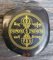 Pierre sacrée du mont Kailash (Yarlung Tsangpo) - gravée du mantra de Namgyalma A-Ah-Sha-Sa-Ma (ou du mantra de Chenrézi). La Magie du Bouddha.
