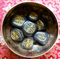 Pierre sacrée du mont Kailash (Yarlung Tsangpo) - gravée du mantra de Namgyalma A-Ah-Sha-Sa-Ma (ou du mantra de Chenrézi). La Magie du Bouddha.