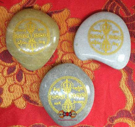 Pierre sacrée du mont Kailash (Yarlung Tsangpo) - gravée du mantra de Namgyalma A-Ah-Sha-Sa-Ma (ou du mantra de Chenrézi). La Magie du Bouddha.