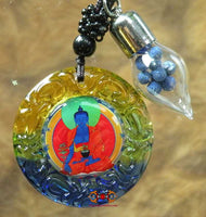 Amulette de santé du Bouddha de la médecine Sangye Menla (avec pilules sacrées Rilbu). La Magie du Bouddha.