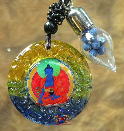 Amulette de santé du Bouddha de la médecine Sangye Menla (avec pilules sacrées Rilbu). La Magie du Bouddha.