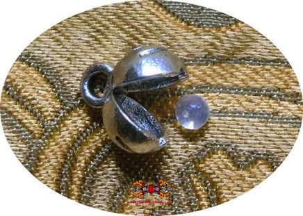 Relique Bouddiste perles sacrées Ringsel translucide dans un reliquaire scellé. La Magie du Bouddha.