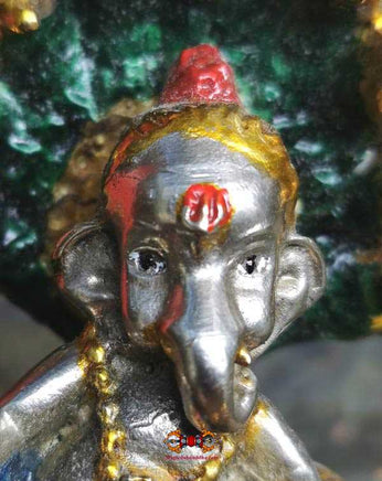 Statue de bébé Ganesh sous le Roi des Nâgas - Temple du Très Vénérable LP Dooh. La Magie du Bouddha.
