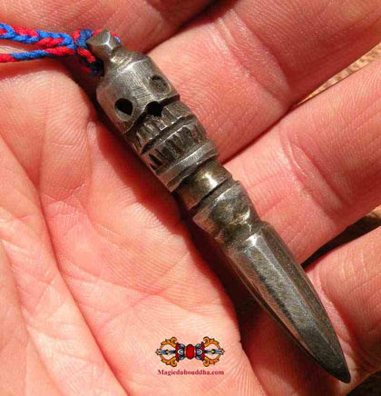 Amulette Tibétaine Thogchag Phurba en fer - Vénérable Yogi Pemba Dorje. magiedubouddha