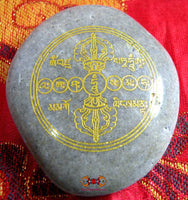 Pierre sacrée du mont Kailash (Yarlung Tsangpo) - gravée du mantra de Namgyalma A-Ah-Sha-Sa-Ma (ou du mantra de Chenrézi). La Magie du Bouddha.