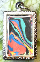 Amulette Salika-Kru multicolore bénie par Phra Kruba Krissana. La Magie du Bouddha.