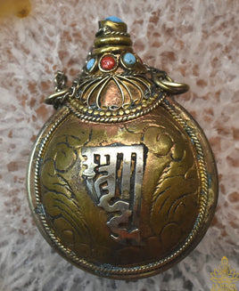 🙏🏽 Reliquaire Tibétain Ga’au rempli de perles reliques Sarira multicolores 🙏🏽