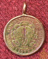 Pendentif pièce du Bhoutan 25 Chhertum 1979 – Montage artisanal non destructif